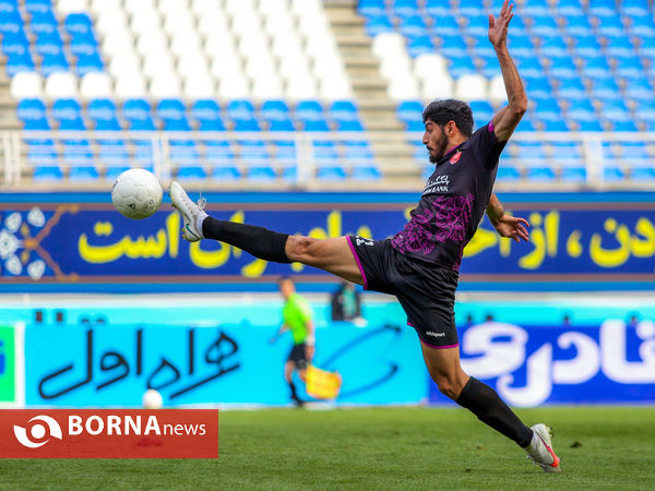 دیدار تیم های پرسپولیس و پدیده در مشهد