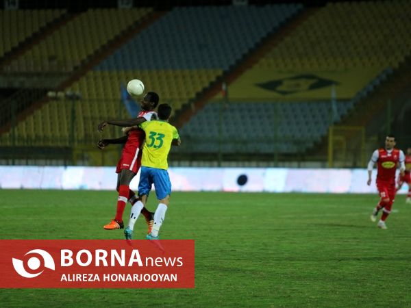 دیدار تیم های فوتبال صنعت نفت - پرسپولیس