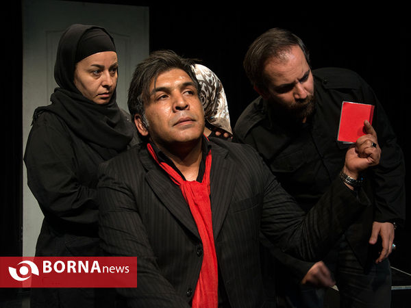 نمایش یک شاخه گل سرخ