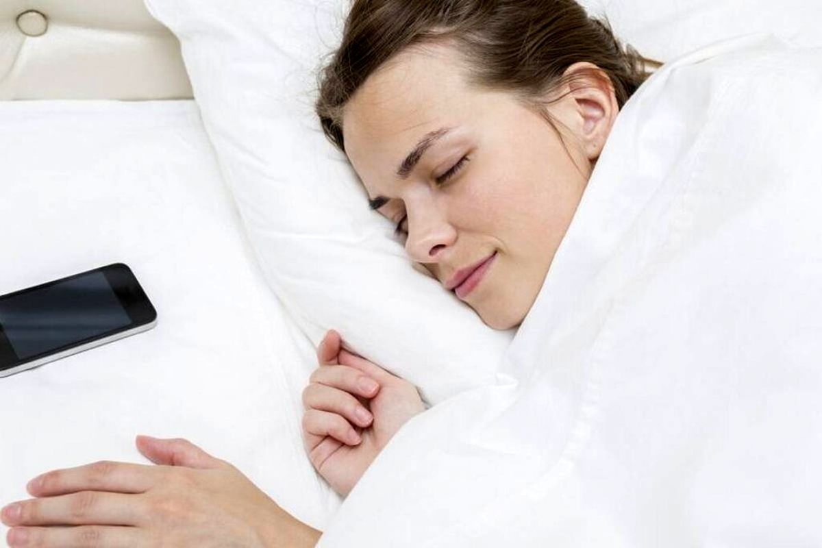 در هنگام خواب شب باید موبایل حداقل یک متر از سر دور باشد!