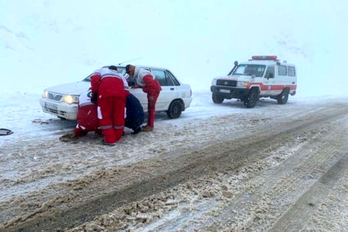 امدادرسانی هلال احمر قزوین به ۵۴۰ نفر در برف و کولاک آوج