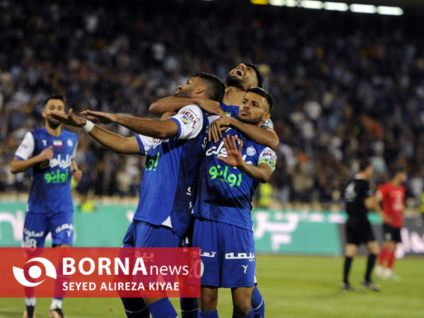 دیدار تیم های فوتبال استقلال 7 تراکتور 1