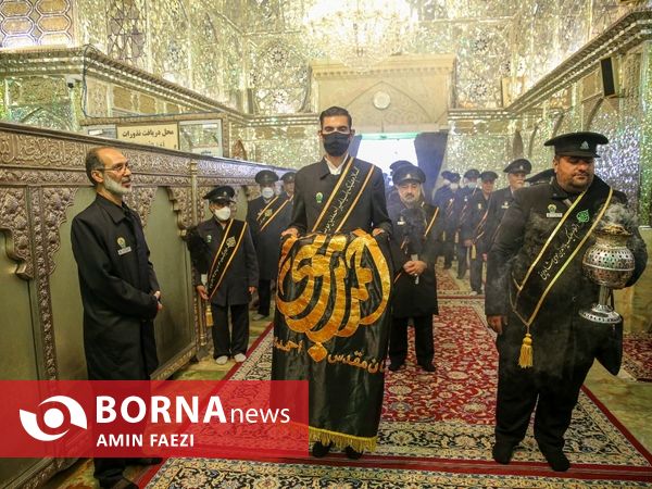 برافراشتن پرچم عزای حسینی در حرم شاهچراغ(ع)