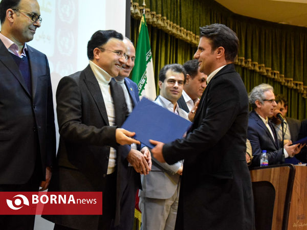 اهدای تندیس مهر حقوق بشر به علی دایی اسطوره فوتبال ایران در کرمانشاه