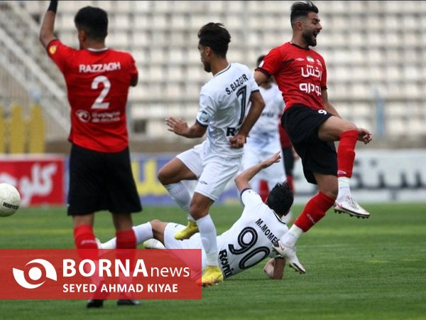 دیدار تیم های فوتبال ملوان بندرانزلی _تراکتور تبریز