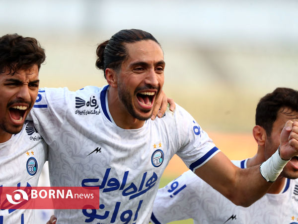 دیدار تیم های فوتبال پیکان - استقلال