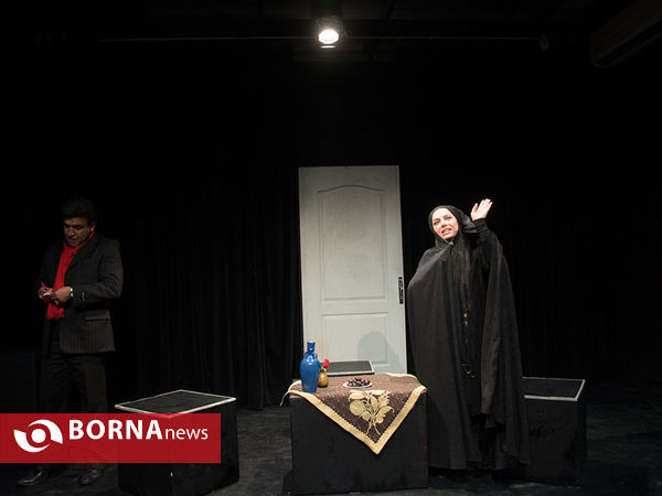 نمایش یک شاخه گل سرخ