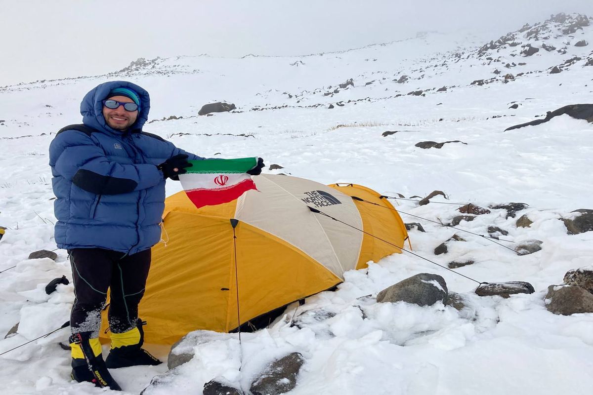 صعود کوهنورد گیلانی به قله آرارات ترکیه
