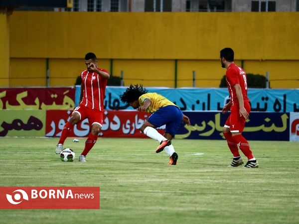 دیدار تیم های صنعت نفت آبادان و سپید رود رشت