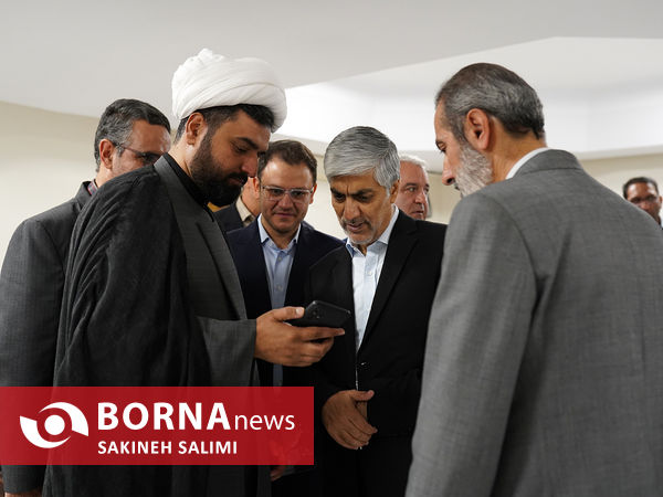  بازدید کیومرث هاشمی از ساختمان شماره ۲ وزارت ورزش و جوانان 