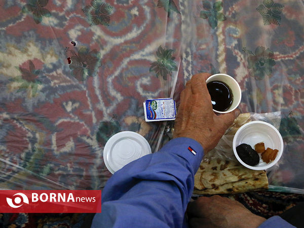 ضیافت افطار در مسجد جامع نیاوران