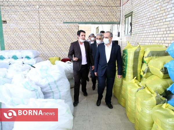 بازدید استاندار قم از واحد تولید ماسک