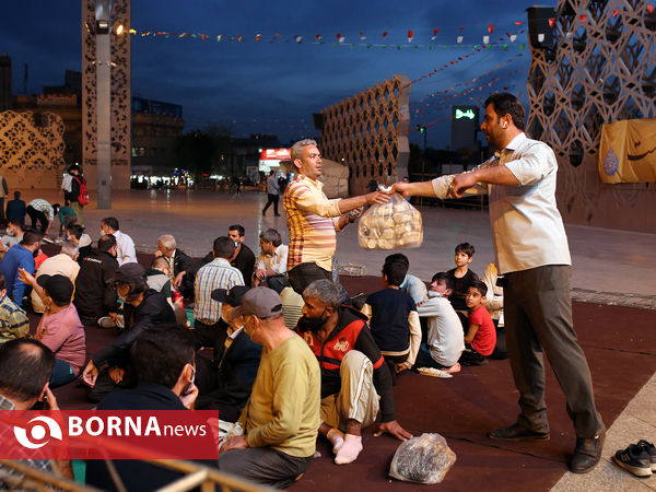 افطاری در میدان امام حسین(ع)