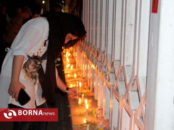 روشن کردن شمع به احترام محیط بان شهید منوچهر شجاعیان در مقابل اداره کل محیط زیست فارس