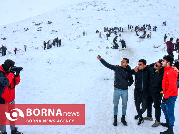 خوشحالی مردم اراک با بارش اولین برف زمستانی در منطقه‌ی گردشگری دره گردو