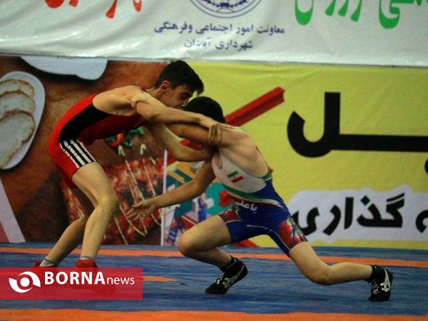 فینال و اهداء مدال مسابقات کشتی خردسالان قهرمان کشوری در آبادان