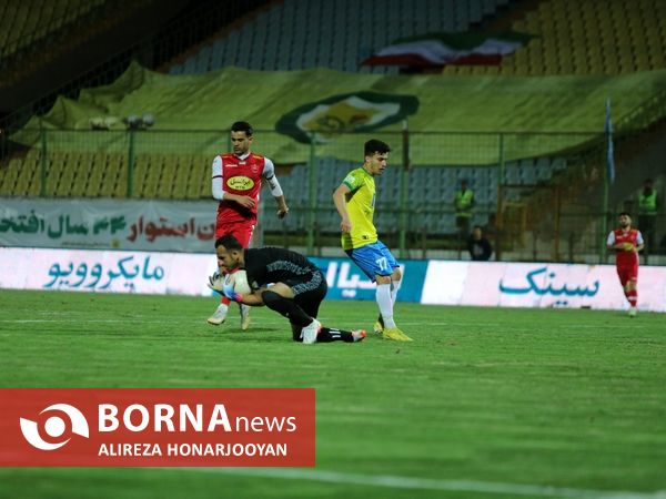 دیدار تیم های فوتبال صنعت نفت - پرسپولیس