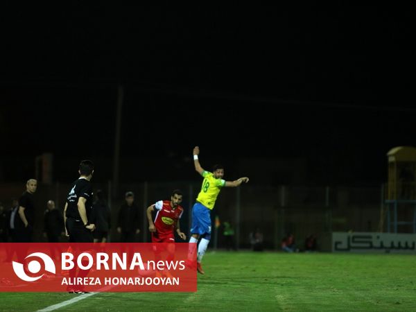 دیدار تیم های فوتبال صنعت نفت - پرسپولیس