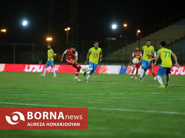 دیدار تیم های فوتبال صنعت نفت - پرسپولیس