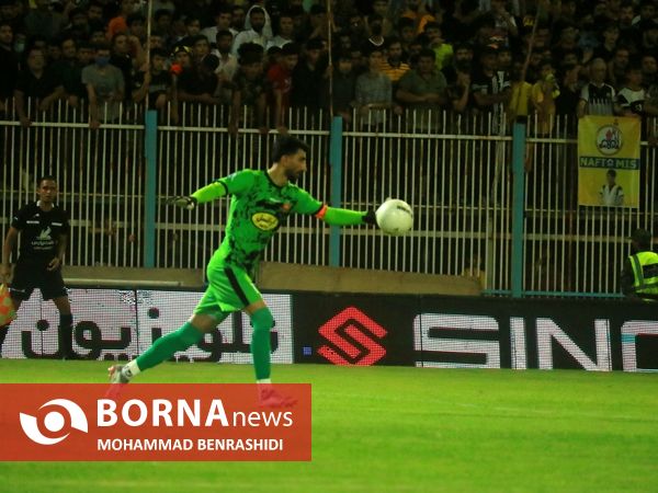 دیدار تیم های فوتبال نفت مسجدسلیمان - پرسپولیس