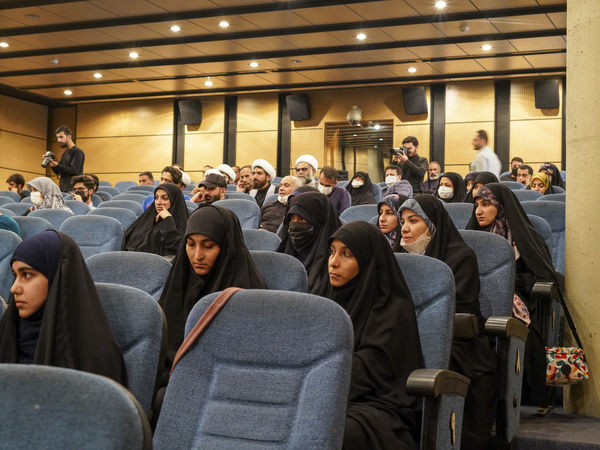 رونمایی از مستند سینمایی «لباس کار» در شیراز
