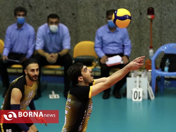 نیمه نهایی لیگ والیبال  ( فولاد سیرجان - سپاهان اصفهان )