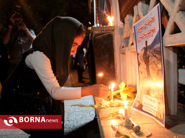 روشن کردن شمع به احترام محیط بان شهید منوچهر شجاعیان در مقابل اداره کل محیط زیست فارس
