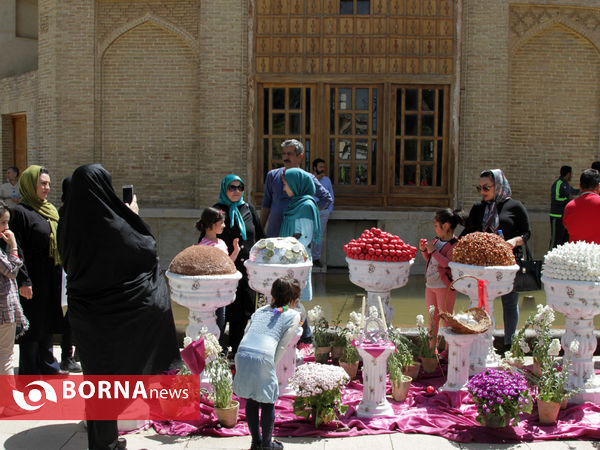 مسافران نوروزی در باغ های شیراز