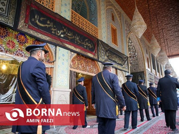برافراشتن پرچم عزای حسینی در حرم شاهچراغ(ع)