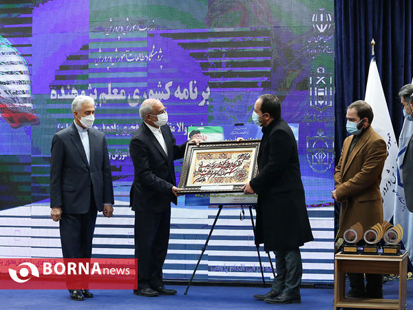 آیین تجلیل از دانش آموزان پژوهشگر و فناوران برگزیده