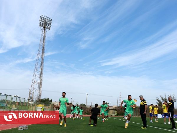 در حاشیه دیدار تیم های فوتبال صنعت نفت - شمس آذر قزوین