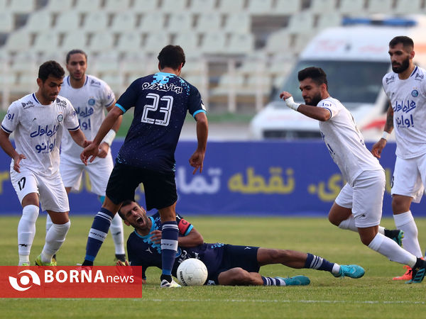 دیدار تیم های فوتبال پیکان - استقلال