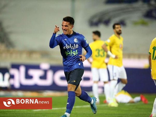 دیدار تیم های فوتبال استقلال - صنعت نفت آبادان