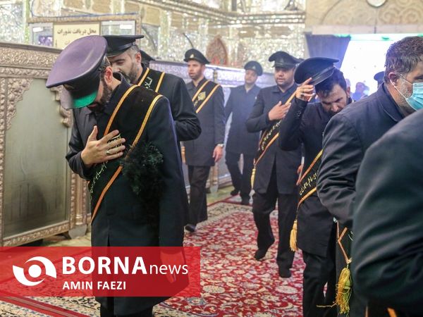 برافراشتن پرچم عزای حسینی در حرم شاهچراغ(ع)