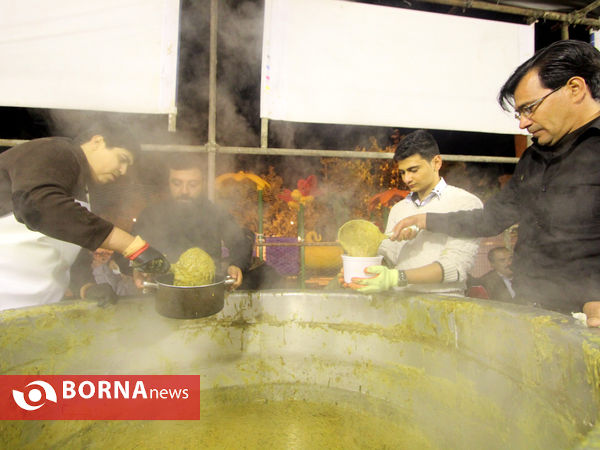 حضورمردم و مسئولان در آیین طبخ و توزیع  80تن آش نذری شیراز