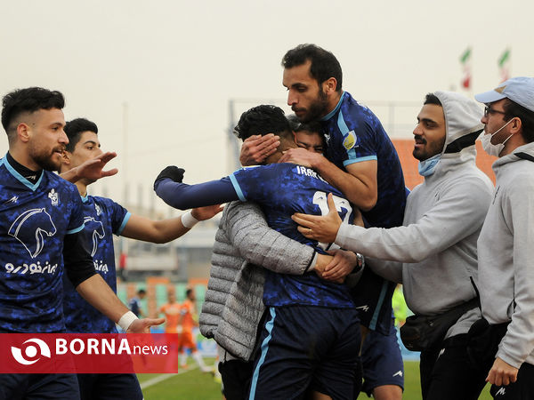 دیدار تیم های فوتبال پیکان - سایپا