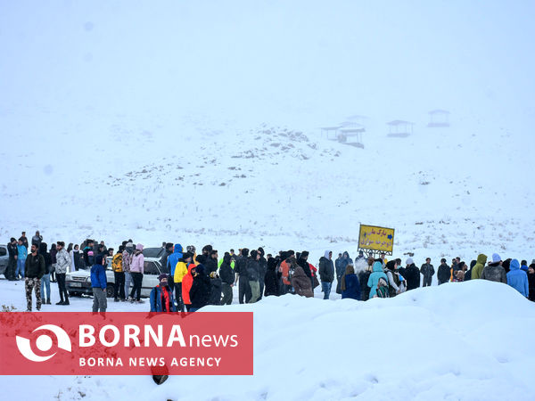 خوشحالی مردم اراک با بارش اولین برف زمستانی در منطقه‌ی گردشگری دره گردو