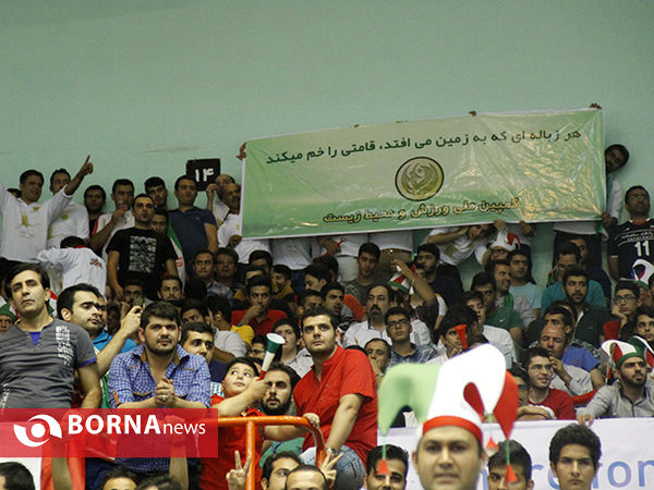 دوست داران محیط زیست پس از بازی والیبال ایران - لهستان