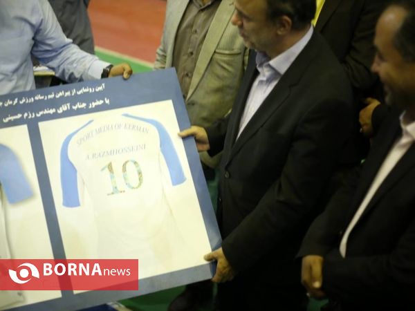 رونمایی از پیراهن تیم رسانه ورزش کرمان با حضور استاندار کرمان و مدیرکل ورزش و جوانان استان