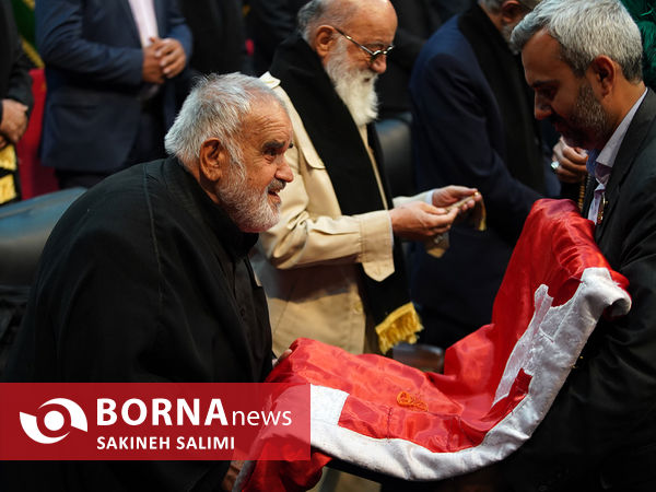  آیین برافراشتن پرچم عزای حسینی برفراز بلندترین سکوی پرچم ایران