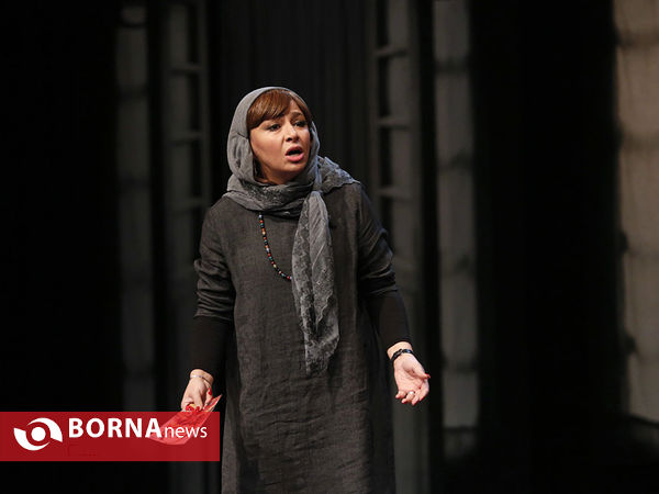 نمایش  خروس می خواند