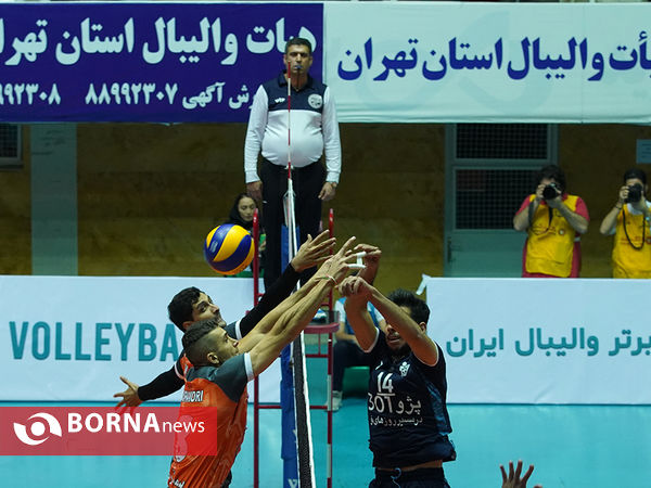 دیدار والیبال سایپا - پیکان تهران
