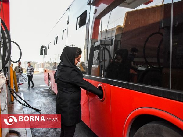 روایت تصویری از زندگی اولین زن راننده اتوبوس در اراک