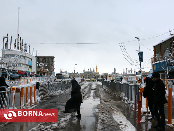 مشهد زیر چتر برف