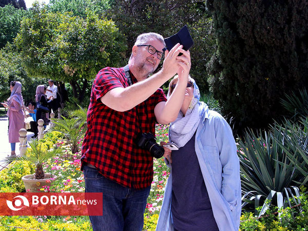 گردشگران خارجی در باغ ارم شیراز