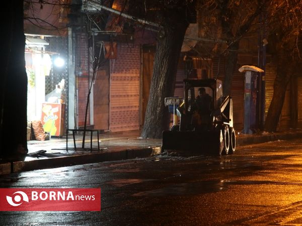 پاکسازی معابر برفی شهر ارومیه توسط عوامل شهرداری