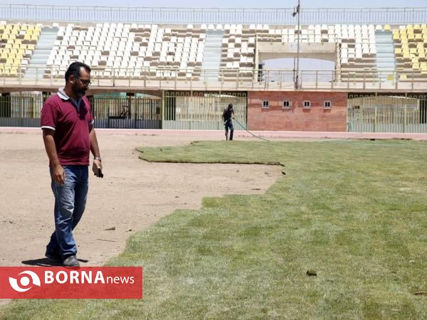 آماده‌سازی چمن ورزشگاه باهنر کرمان