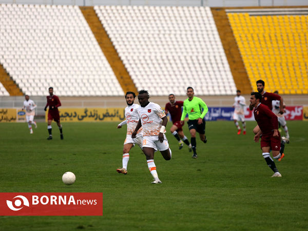 دیدار تیم های پدیده مشهد و مس رفسنجان