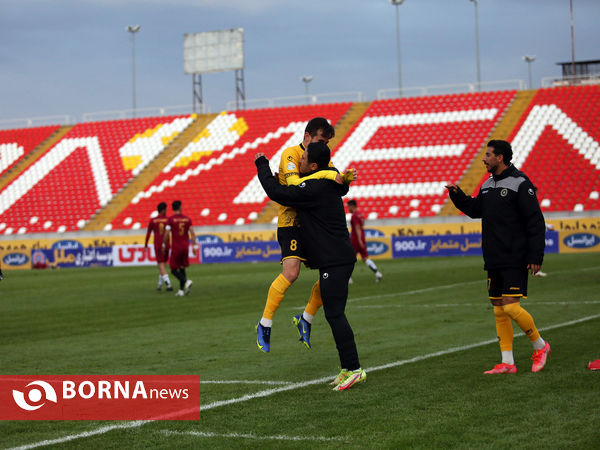 دیدار تیم‌های پدیده  مشهد و سپاهان اصفهان