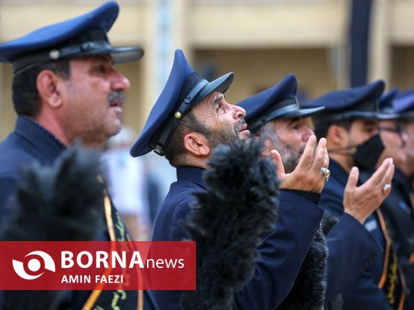 برافراشتن پرچم عزای حسینی در حرم شاهچراغ(ع)